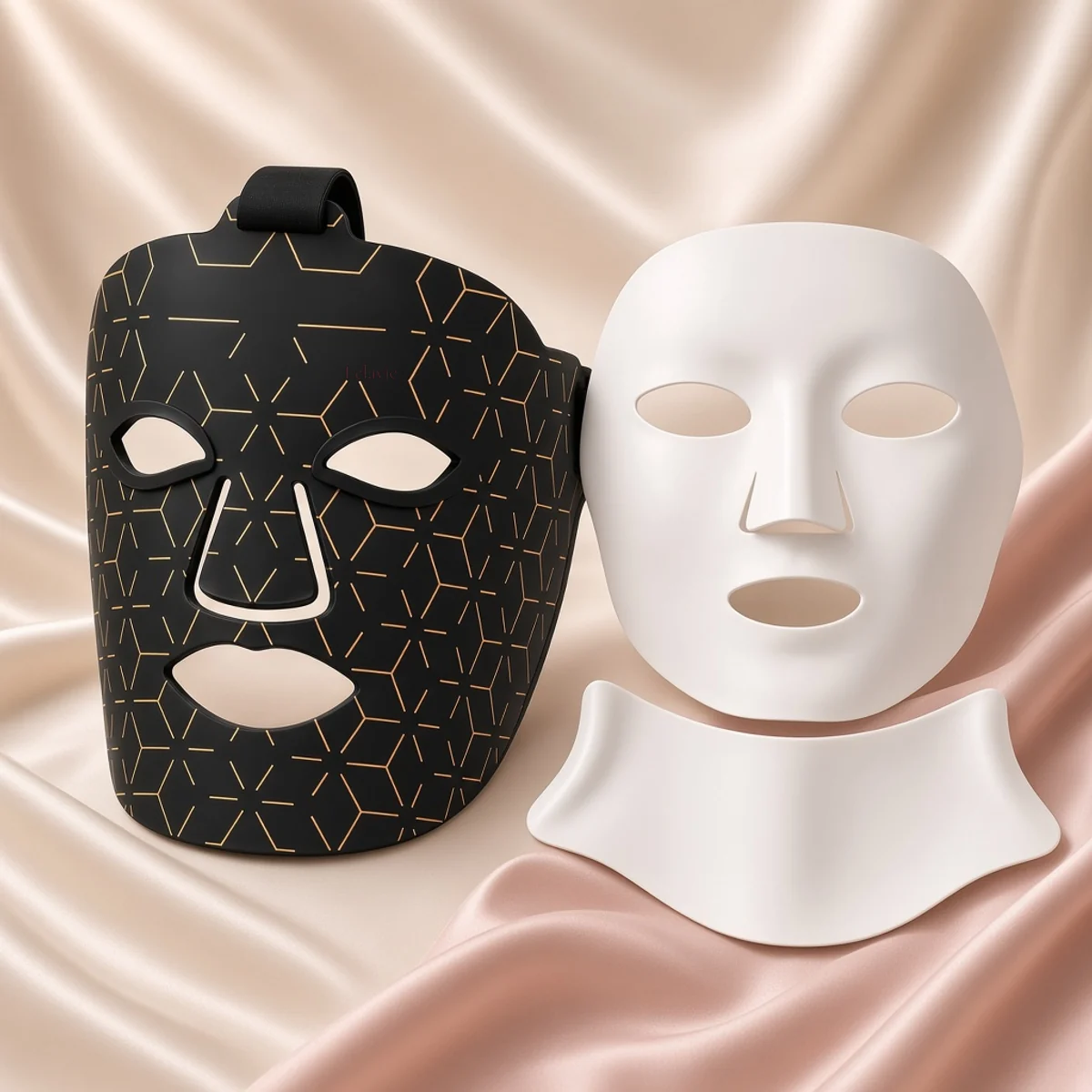 Une femme porte le masque LED Éclavie noir et or dans un intérieur chaleureux.